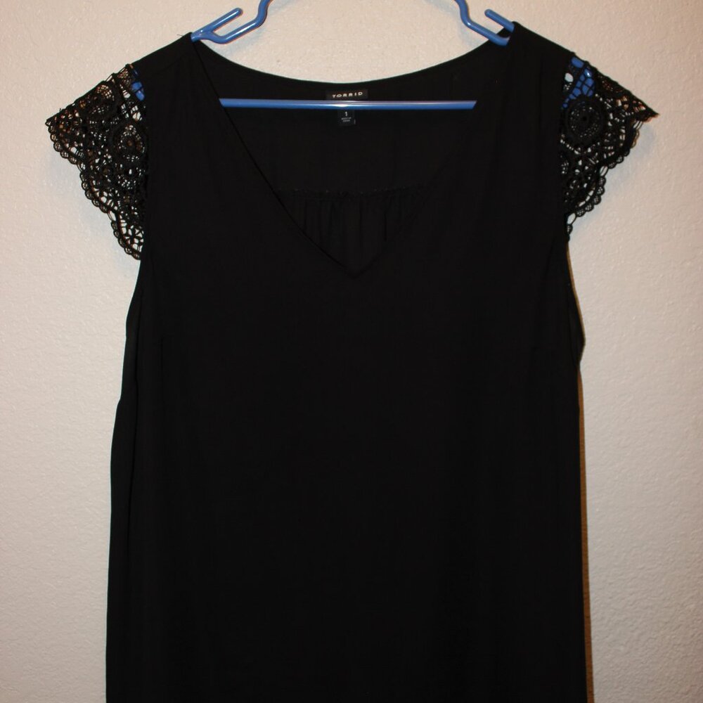 Torrid Georgette Lace Trim Short Sleeve Blouse/Size 1/Beautiful Lace Sleeves